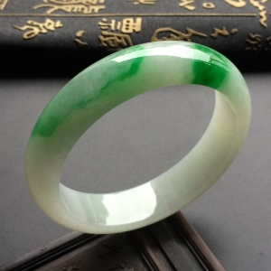 （超值推荐）糯冰种飘阳绿手镯（56.3mm）