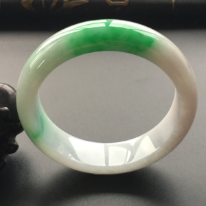 (超值推荐)糯冰种飘翠手镯(53.8mm)