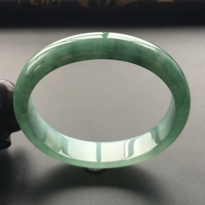 (超值推荐)糯冰种蓝晴水贵妃镯(57mm-51mm)