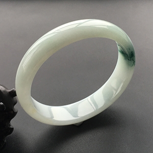 (超值推荐)糯冰种飘花贵妃镯(56.7mm-51.5mm)