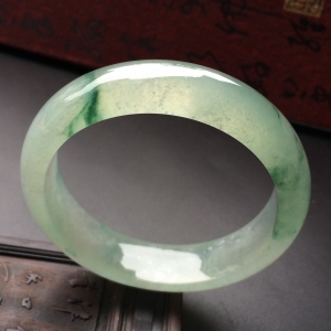（超值推荐）冰种飘花手镯（56.2mm）