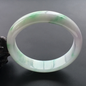 (超值推荐)糯冰种淡春带彩手镯(59.1mm)