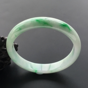 (超值推荐)糯冰种飘翠手镯(57mm)