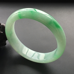 (超值推荐)糯冰种飘翠手镯(57.4mm)