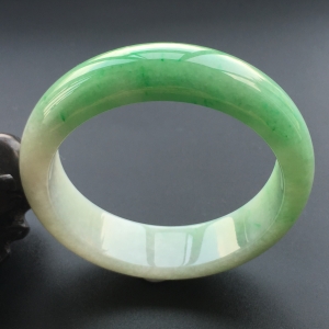 (超值推荐)糯冰种飘翠手镯(54.8mm)