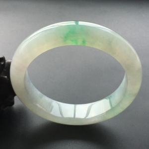 (超值推荐)糯冰种飘绿花手镯(56mm)