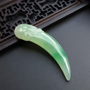 （超值推荐）糯冰种飘绿花龙牙挂件