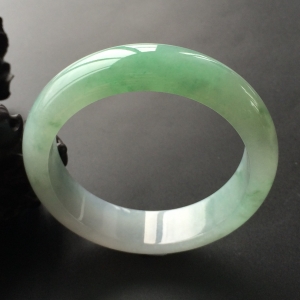 (超值推荐)糯冰种晴水略飘花手镯(55.8mm)