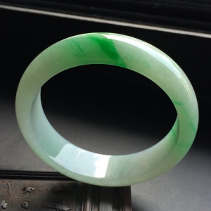 （超值推荐）糯冰种飘翠手镯（55.5mm）