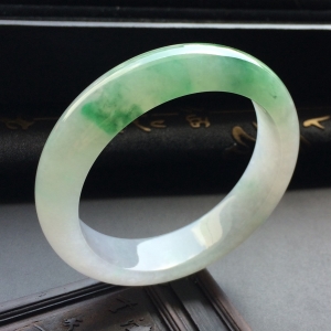 （超值推荐）糯冰种飘绿花手镯（56.4mm）