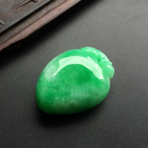 （超值推荐）糯冰种翠色寿桃挂件