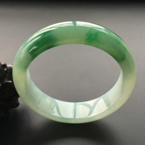 (超值推荐)糯冰种飘翠手镯(57.5mm)