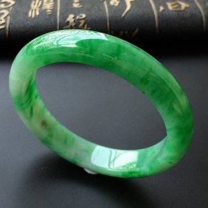 (超值推荐)糯冰种飘阳绿手镯(55.5mm)
