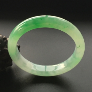 (超值推荐)糯冰种飘翠手镯(55.6mm)