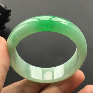 (超值推荐)糯冰种飘翠手镯(54mm)