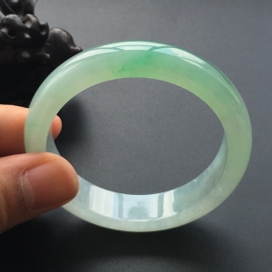 (超值推荐)糯冰种晴水略飘翠手镯(56.5mm)
