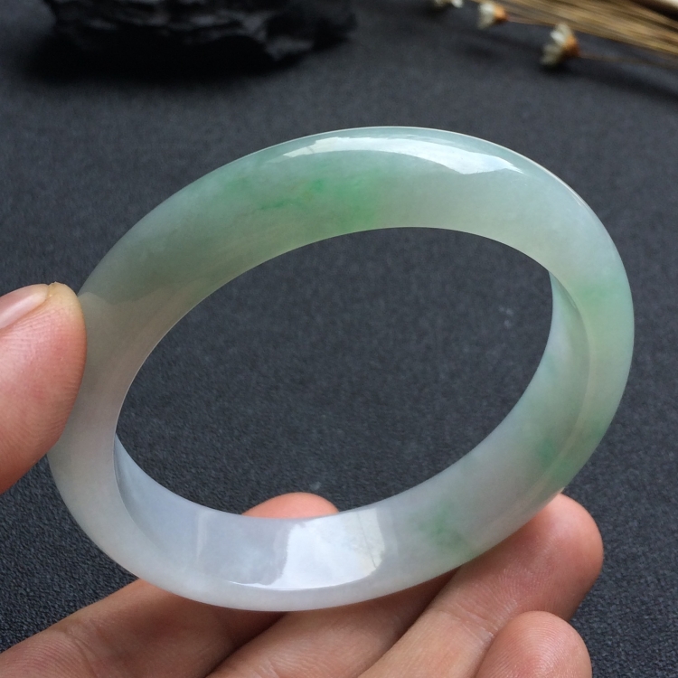 （超值推荐）糯冰种略飘花手镯（56.2mm）