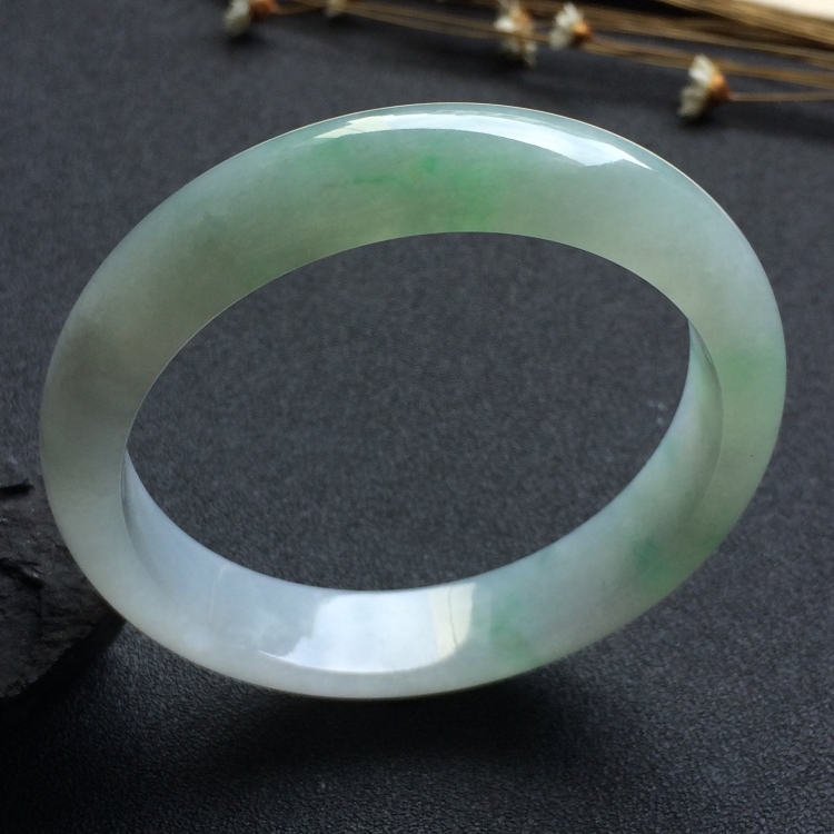 （超值推荐）糯冰种略飘花手镯（56.2mm）