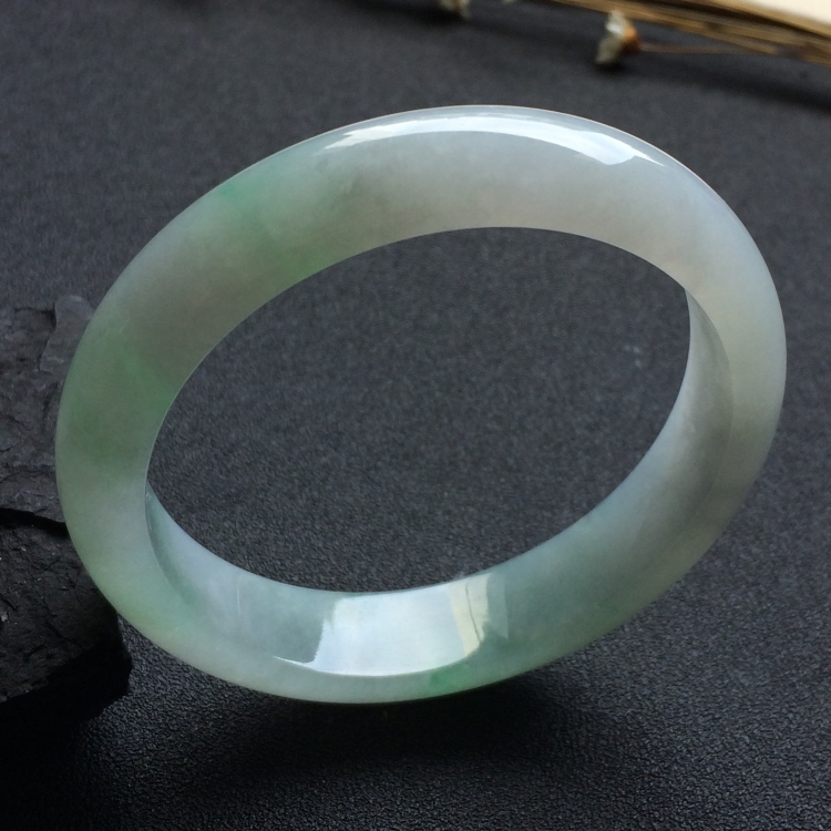 （超值推荐）糯冰种略飘花手镯（56.2mm）