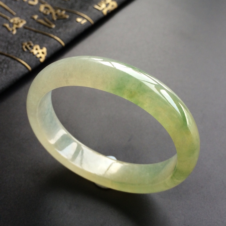 (超值推荐)冰种黄翡飘花贵妃镯(51mm-46mm)