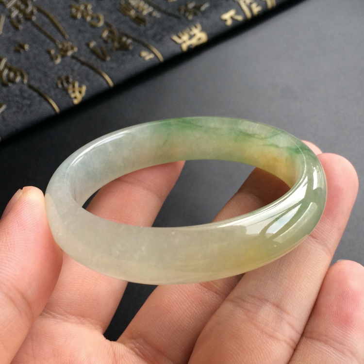 (超值推荐)冰种黄翡飘花贵妃镯(51mm-46mm)