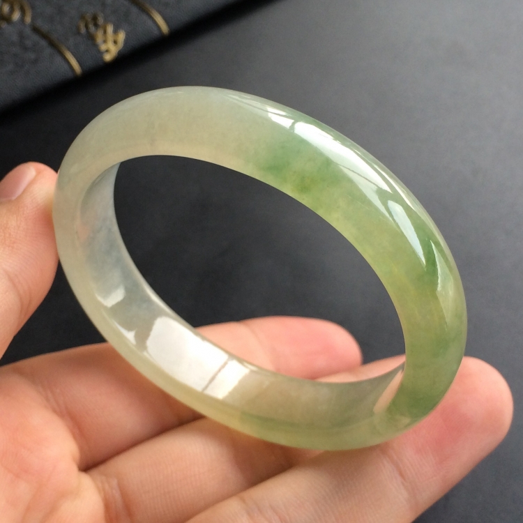 (超值推荐)冰种黄翡飘花贵妃镯(51mm-46mm)