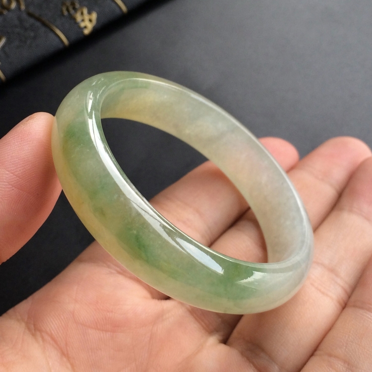 (超值推荐)冰种黄翡飘花贵妃镯(51mm-46mm)