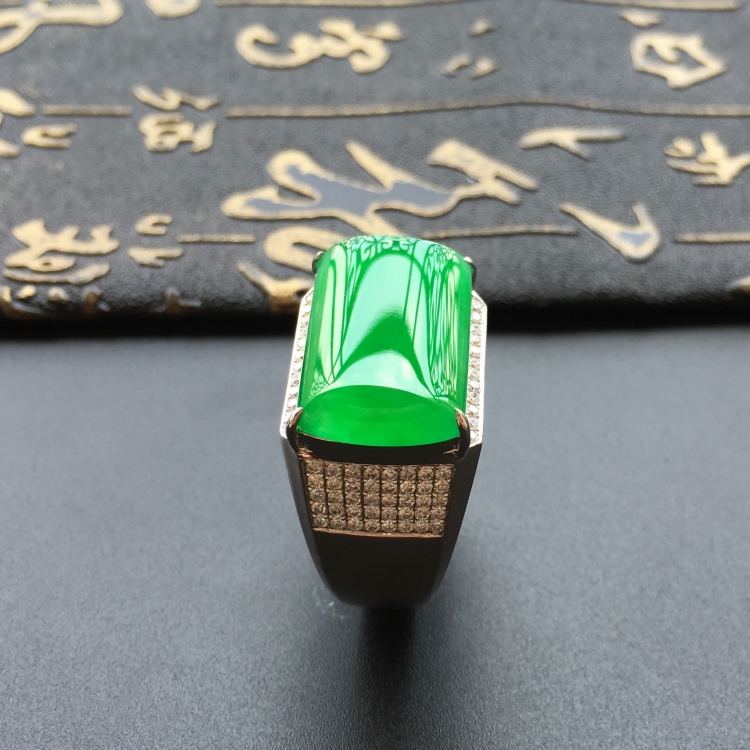 (超值推荐)冰种阳绿镶白金钻石马鞍戒指(男戒)