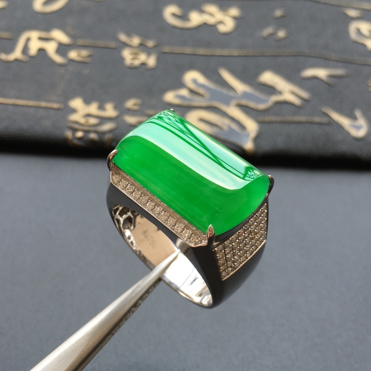 (超值推荐)冰种阳绿镶白金钻石马鞍戒指(男戒)