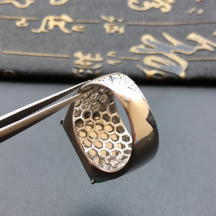 (超值推荐)冰种阳绿镶白金钻石马鞍戒指(男戒)