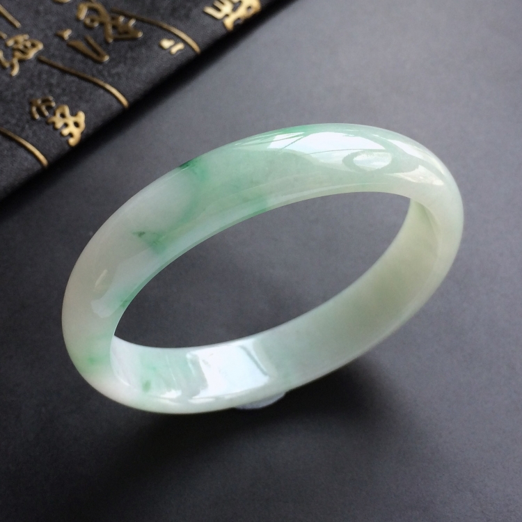 (超值推荐)糯冰种飘绿花贵妃镯(57.1mm-49.5mm)