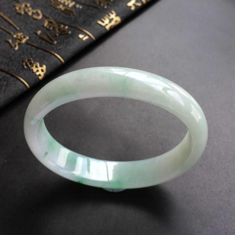 (超值推荐)糯冰种飘绿花贵妃镯(57.1mm-49.5mm)