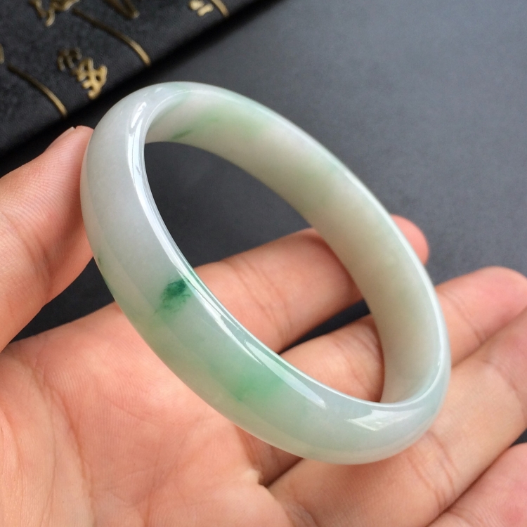 (超值推荐)糯冰种飘绿花贵妃镯(57.1mm-49.5mm)
