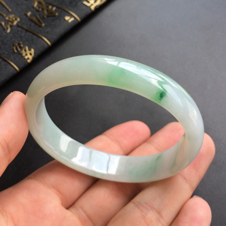 (超值推荐)糯冰种飘绿花贵妃镯(57.1mm-49.5mm)