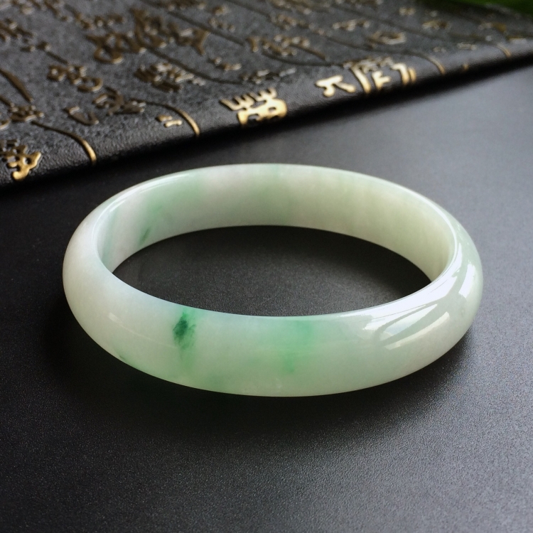 (超值推荐)糯冰种飘绿花贵妃镯(57.1mm-49.5mm)