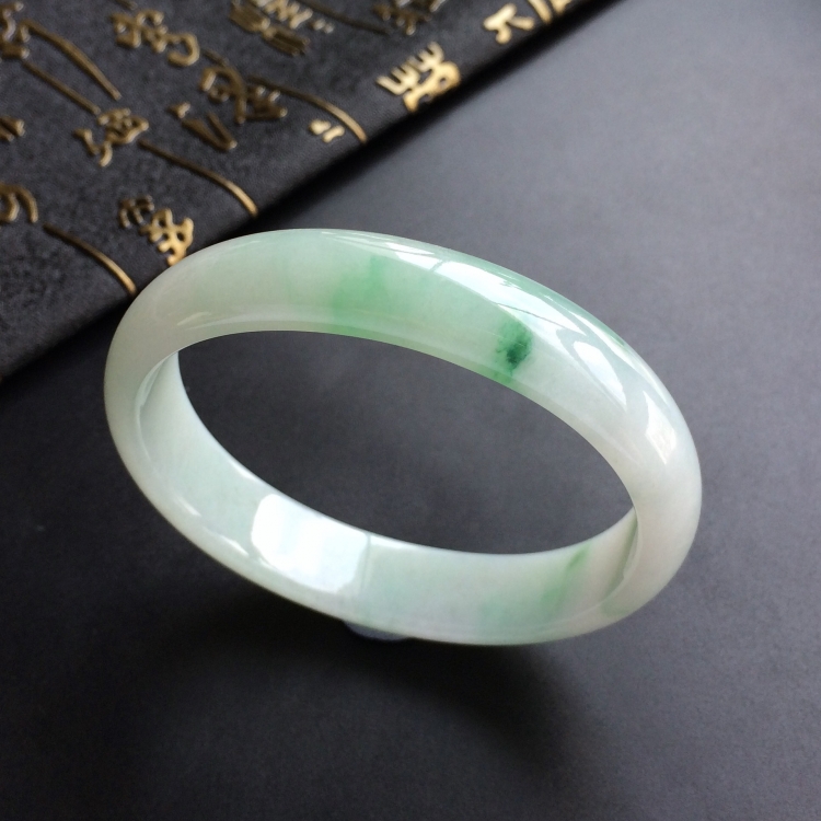 (超值推荐)糯冰种飘绿花贵妃镯(57.1mm-49.5mm)