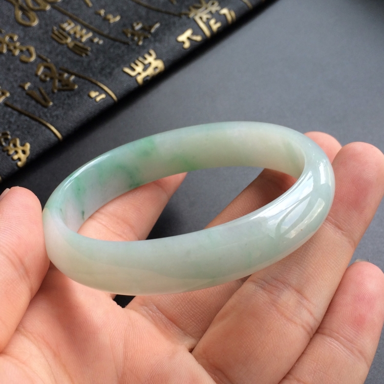 (超值推荐)糯冰种飘绿花贵妃镯(57.1mm-49.5mm)