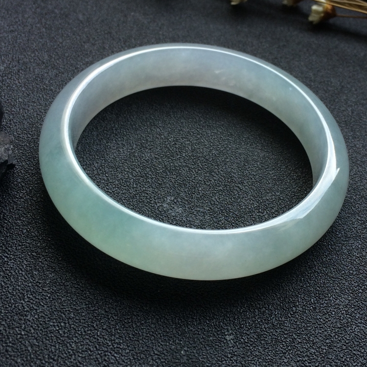 （超值推荐）糯冰种淡晴水手镯（55.1mm）