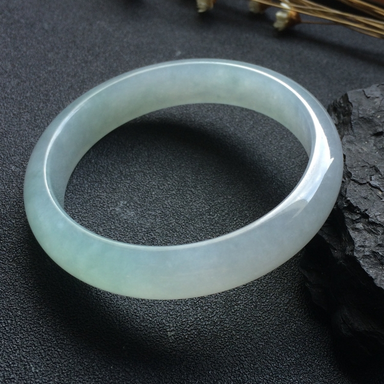 （超值推荐）糯冰种淡晴水手镯（55.1mm）