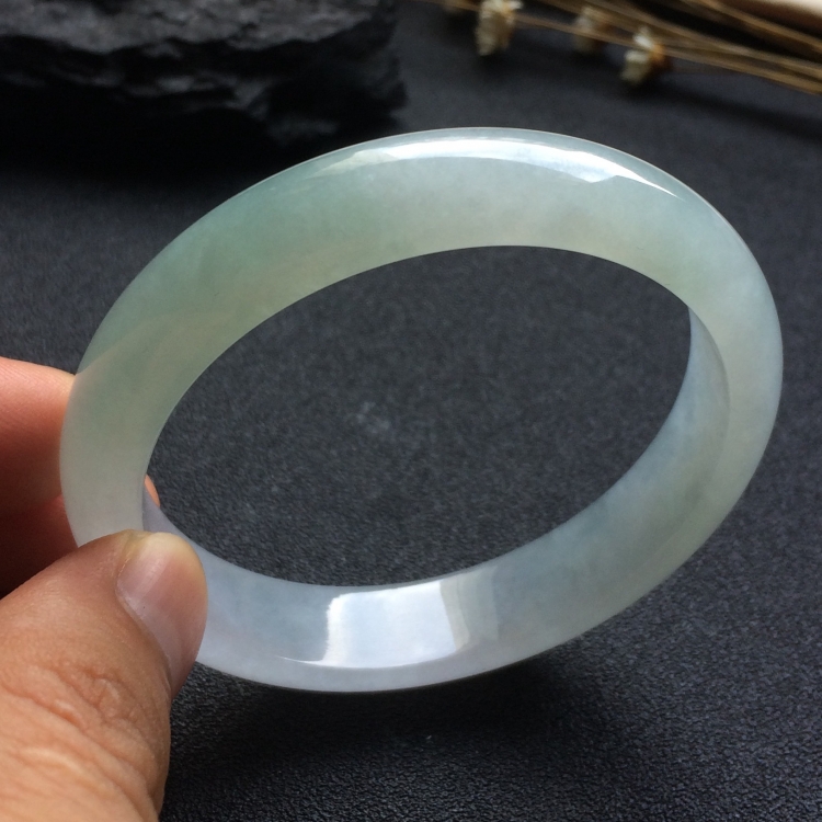 （超值推荐）糯冰种淡晴水手镯（55.1mm）