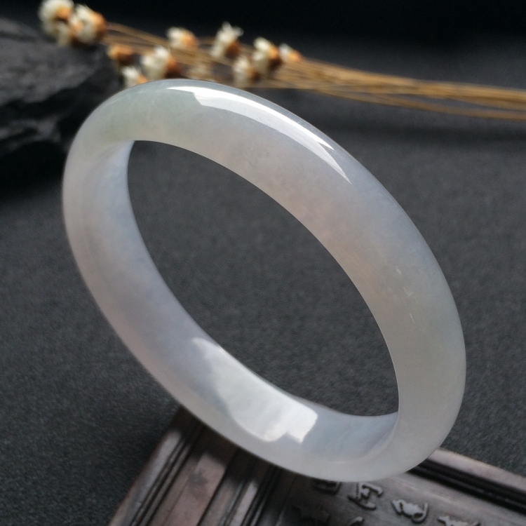 （超值推荐）糯冰种淡晴水贵妃镯（55.5mm-49.4mm）