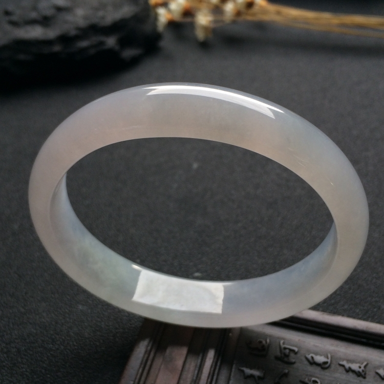 （超值推荐）糯冰种淡晴水贵妃镯（55.5mm-49.4mm）