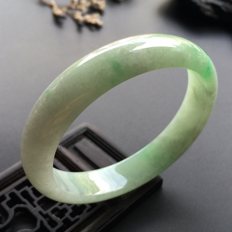 （超值推荐）糯冰种略飘翠贵妃镯（54.6mm-48.7mm）
