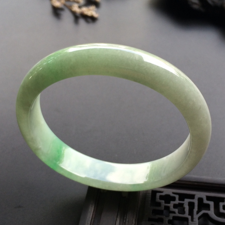 （超值推荐）糯冰种略飘翠贵妃镯（54.6mm-48.7mm）