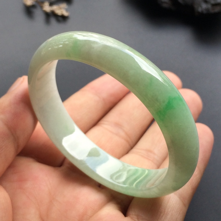 （超值推荐）糯冰种略飘翠贵妃镯（54.6mm-48.7mm）
