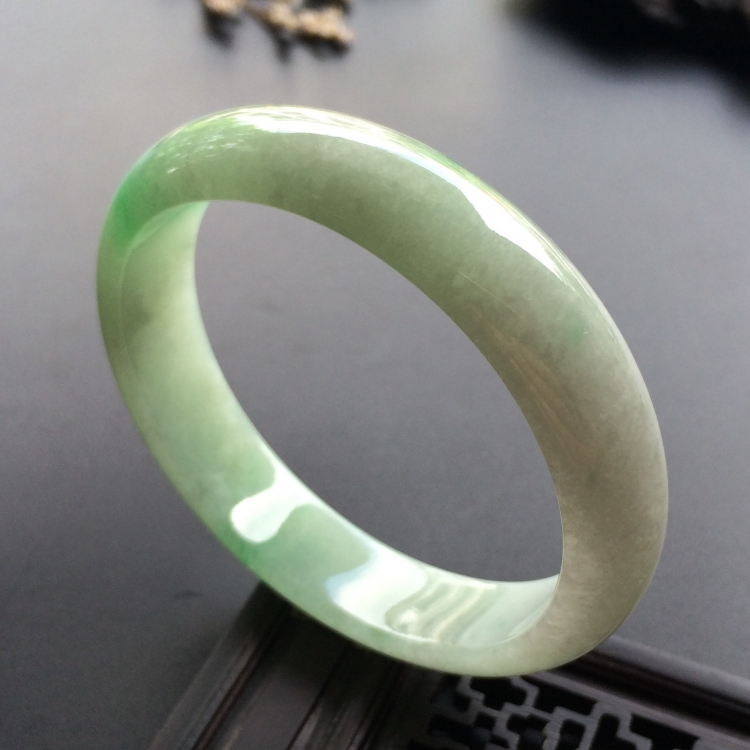 （超值推荐）糯冰种略飘翠贵妃镯（54.6mm-48.7mm）