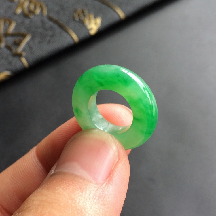 (超值推荐)糯冰种飘翠平安环挂件