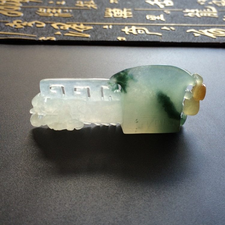 （超值推荐）糯冰种飘花略带黄翡府上有龙挂件