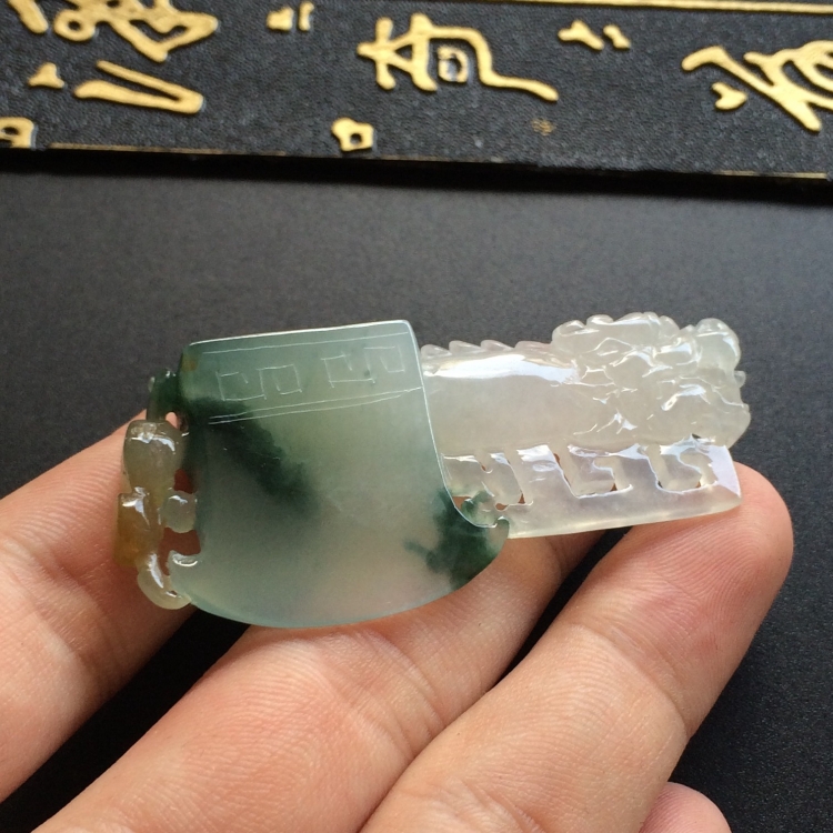 （超值推荐）糯冰种飘花略带黄翡府上有龙挂件