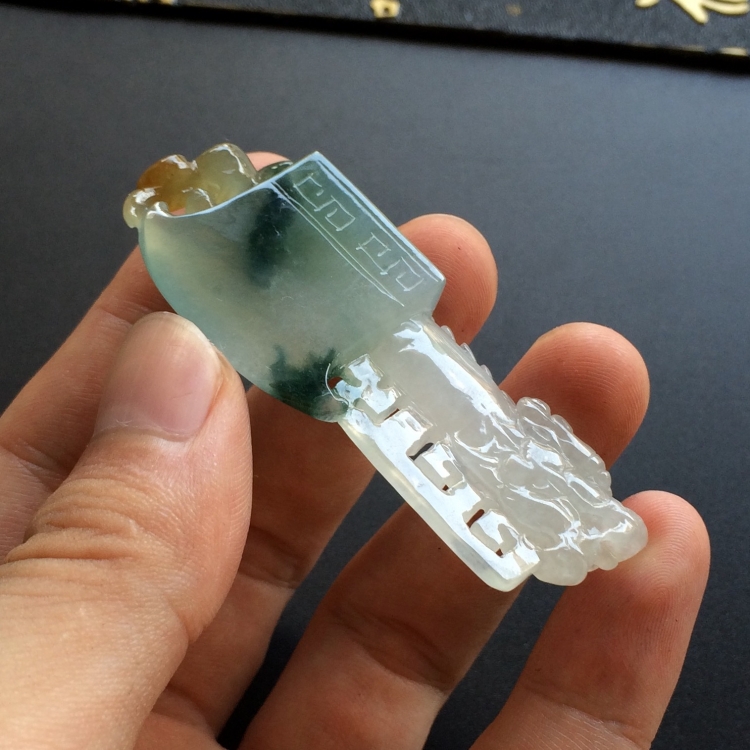 （超值推荐）糯冰种飘花略带黄翡府上有龙挂件